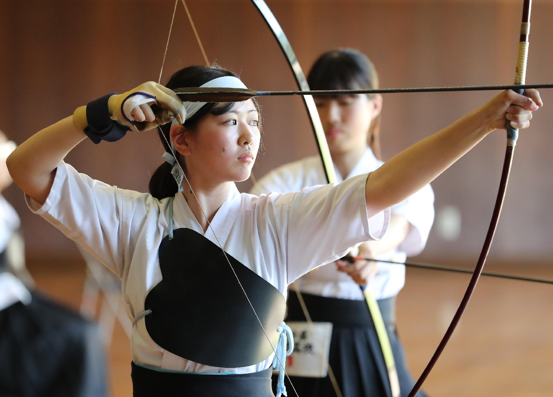 弓道女子個人準優勝で全国切符を得た雄城台の阿南＝大洲弓道場