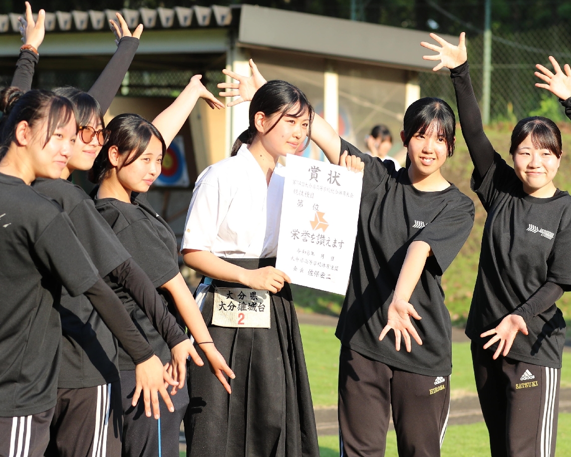 弓道女子個人で準優勝し、仲間に祝福される雄城台の阿南（左から４人目）＝大洲弓道場、撮影・首藤福功