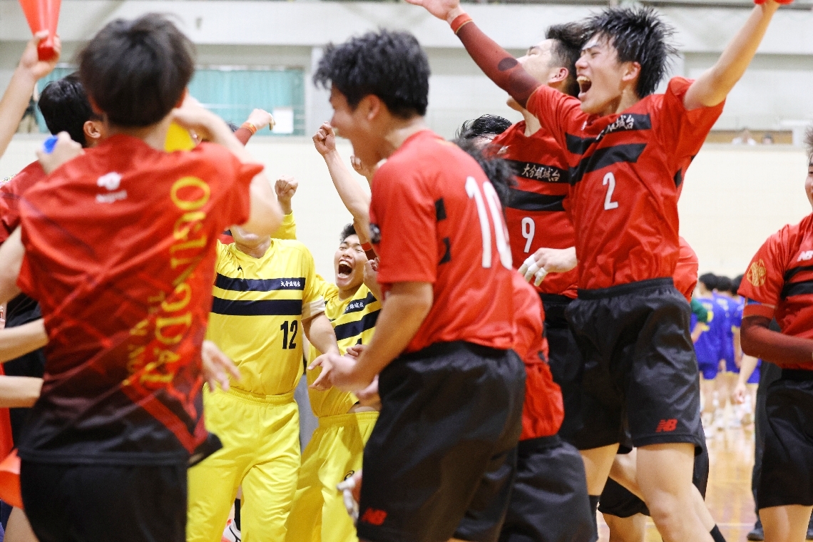 優勝が決まり、喜びを爆発させる雄城台の選手たち＝舞鶴高