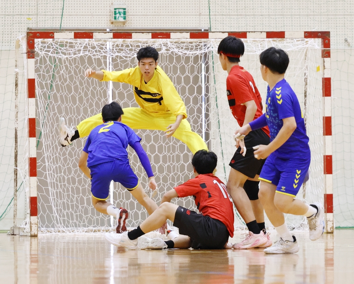 【男子リーグ・雄城台－大分】前半、相手選手に立ちはだかる雄城台の大恵（黄）