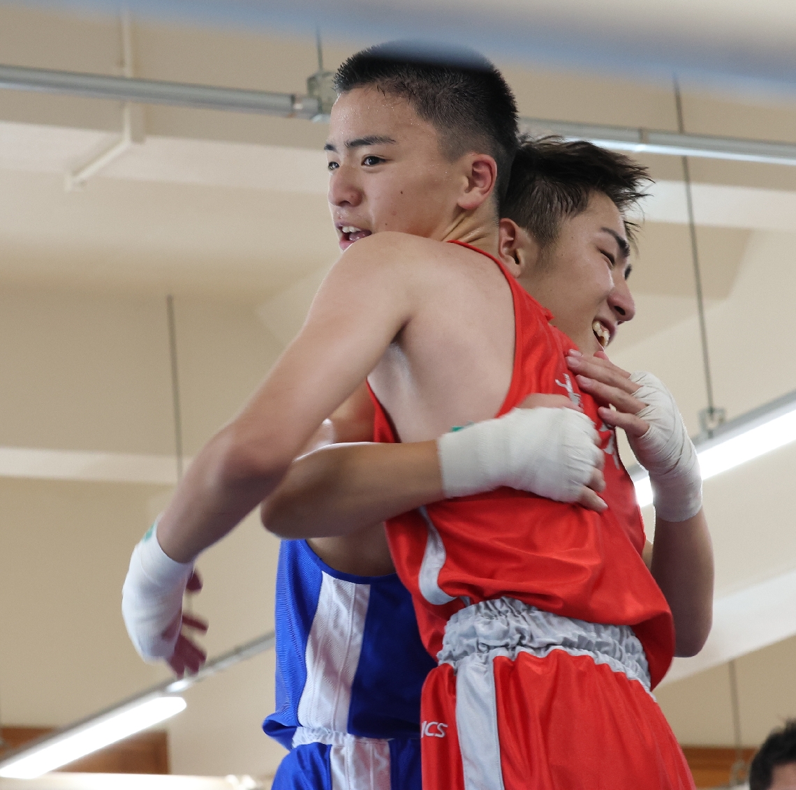 【ボクシング男子ライトフライ級決勝】闘いを終えて健闘をたたえ合う選手