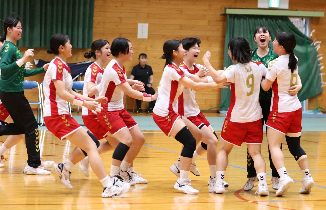 【女子リーグ・大分―鶴崎】優勝を決め、コート中央で喜ぶ大分の選手たち＝鶴崎高