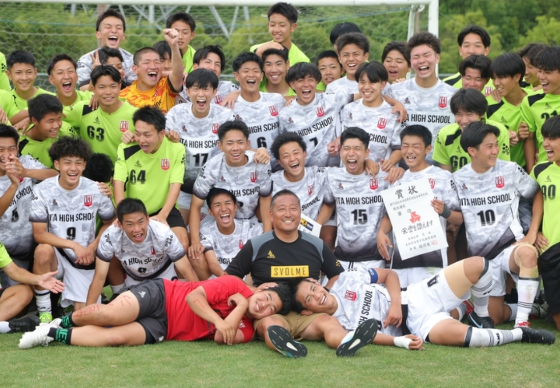 優勝し、笑顔で記念撮影をする大分イレブン