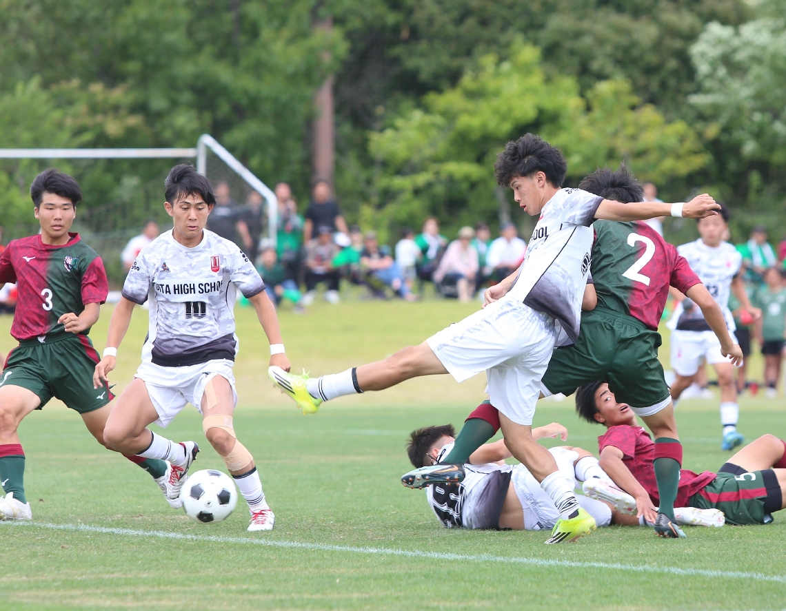【男子決勝・大分―中津東】前半２１分、左足で先制ゴールを決める大分のＭＦ後藤（右）