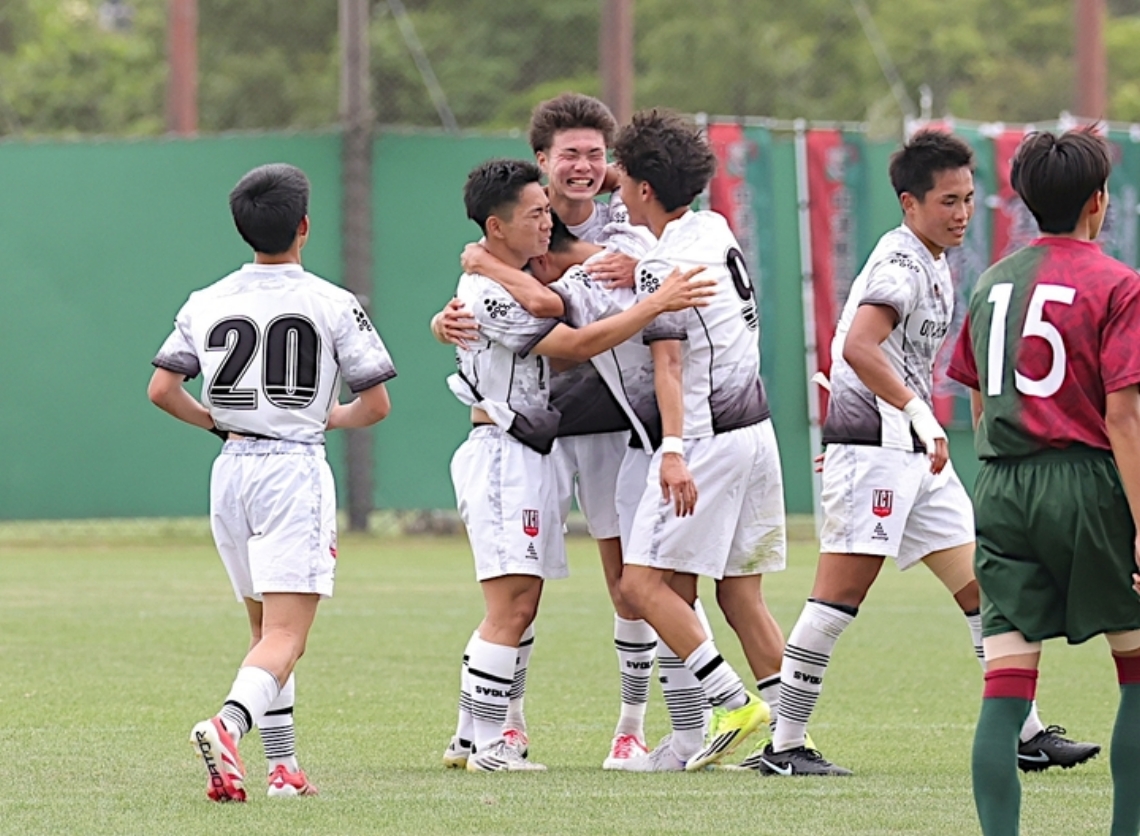 【男子決勝・大分－中津東】試合終了の笛が鳴り、抱き合って勝利を喜ぶ大分の選手たち