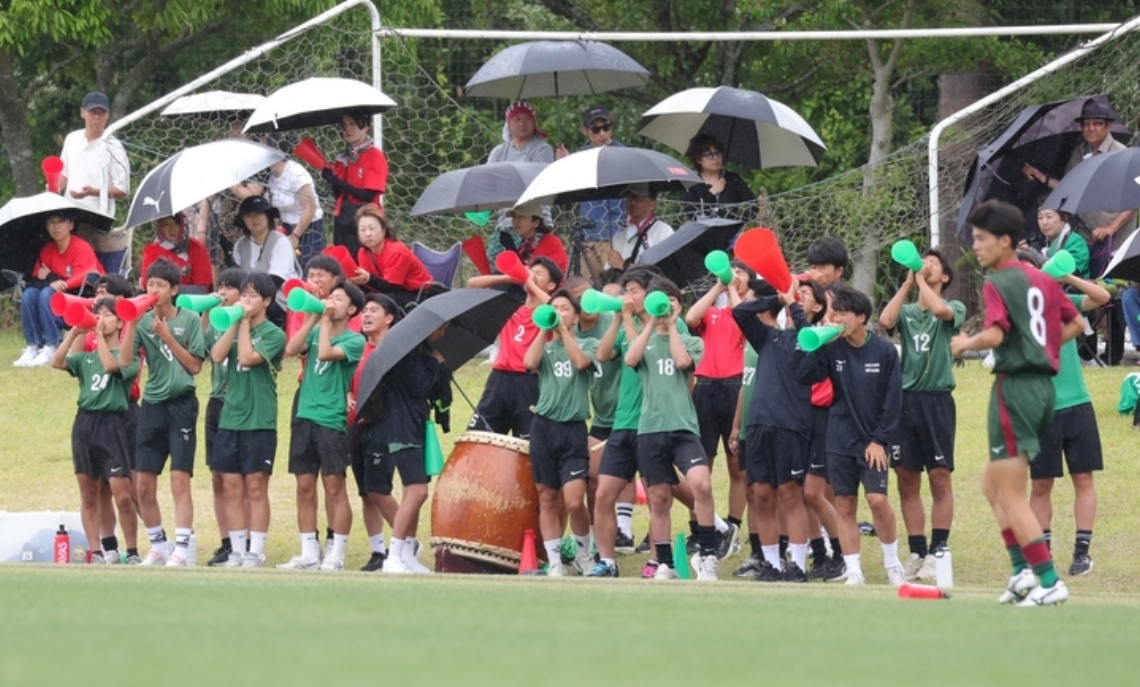 【男子決勝・大分－中津東】仲間に声援を送る中津東の応援団