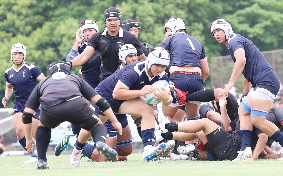 【決勝・東明―舞鶴】後半最初のトライを奪う東明の武田（中央）＝クラサスサッカー・ラグビー場