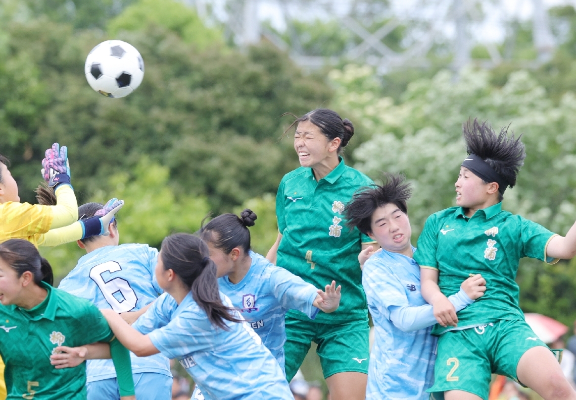 【女子決勝・柳ケ浦－稲葉学園】後半２分、ヘディングで２点目を決める柳ケ浦のＤＦ伊藤（中央）