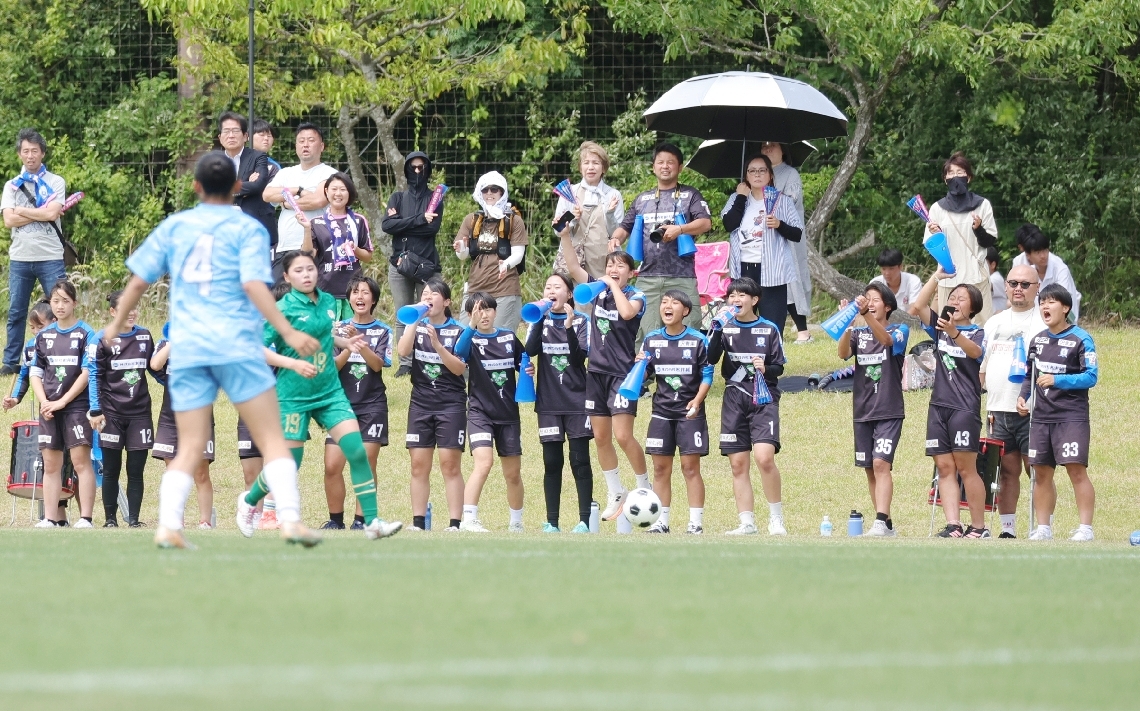 【女子決勝・柳ケ浦－稲葉学園】仲間に声援を送る稲葉学園の応援団