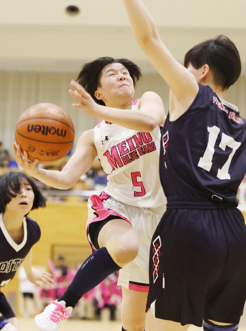 【女子決勝リーグ・明豊―大分】第３クオーター、ゴールを狙う明豊の藤岡（中央）