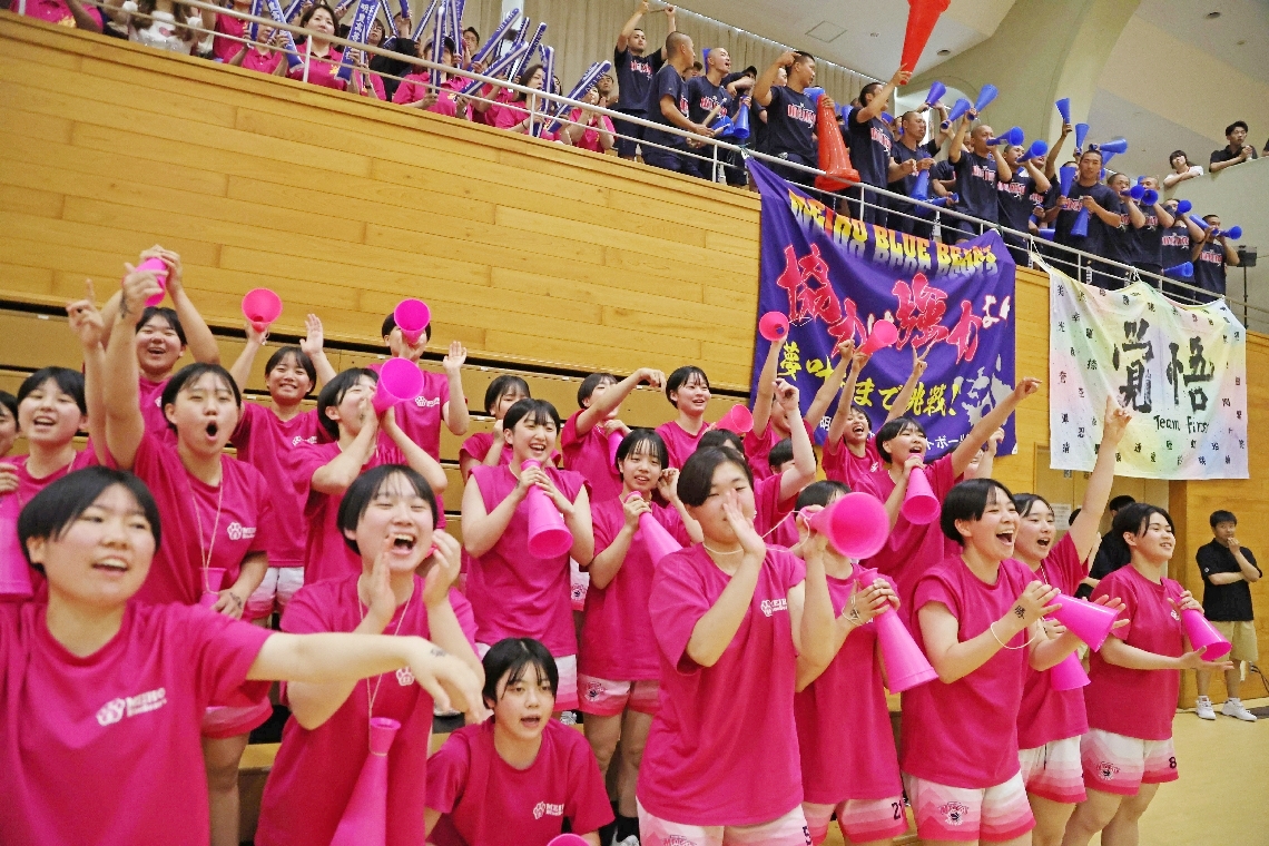 【女子決勝リーグ・明豊―大分】選手たちに熱烈な声援を送る明豊の応援団