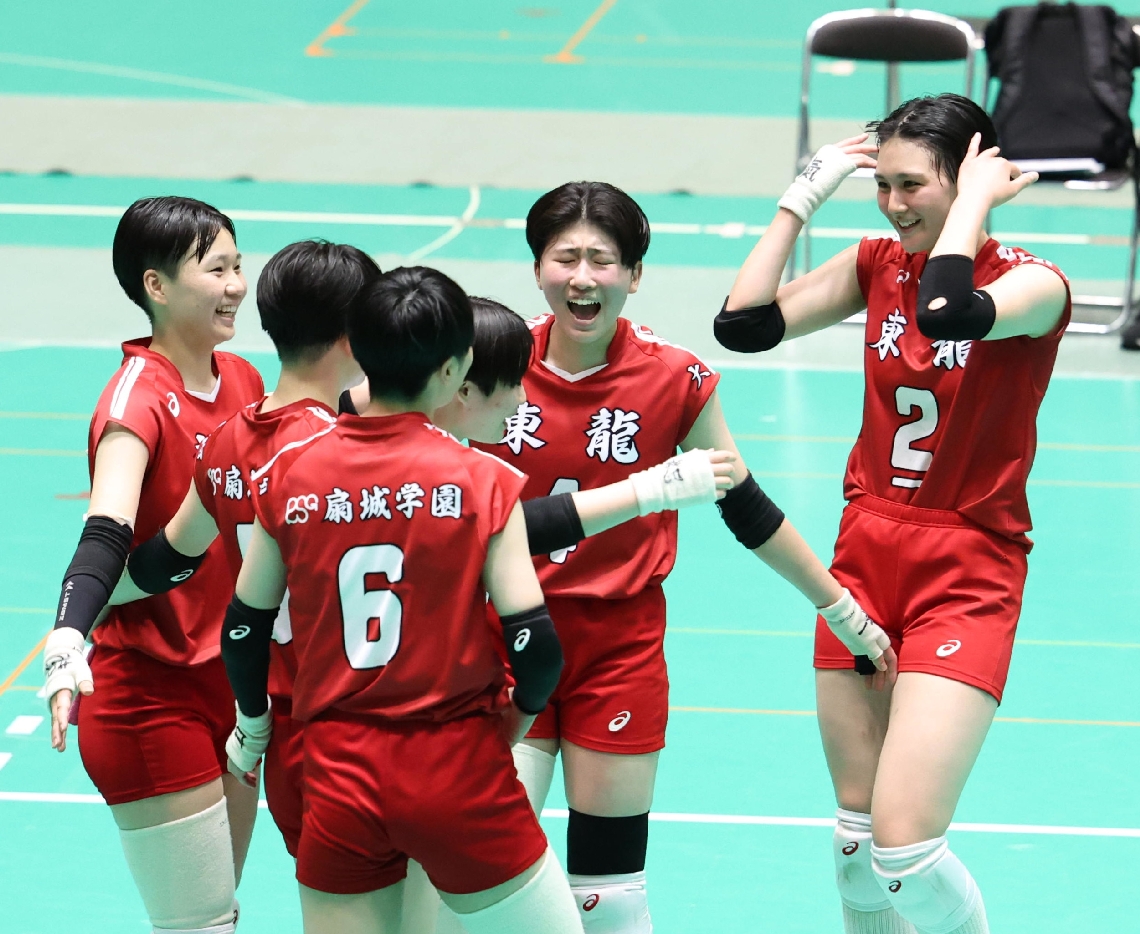 【バレーボール女子決勝・東九州龍谷―大分商】優勝を決めほっとした表情を見せる東九州龍谷の選手たち＝サイクルショップコダマ大洲アリーナ
