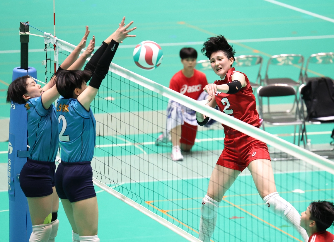 【女子決勝・東九州龍谷―大分商】第２セット、スパイクを決める東九州龍谷の忠願寺莉（右）
