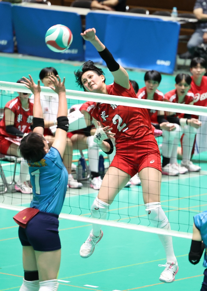 【女子決勝・東九州龍谷―大分商】第２セット、スパイクを決める東九州龍谷の忠願寺莉（右）