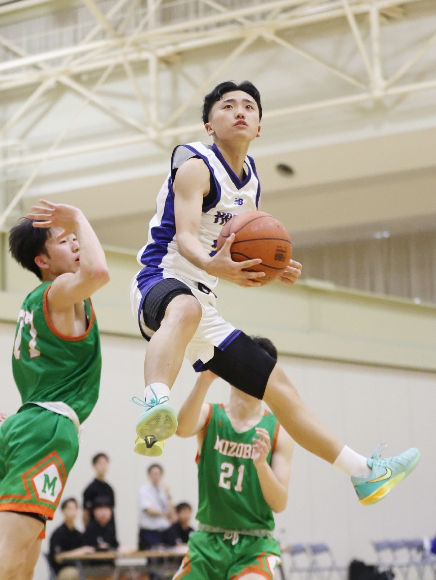 【男子決勝リーグ・柳ケ浦―溝部学園】第４クオーター、シュートを決める柳ケ浦の桃宇