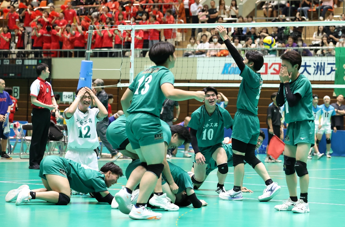 【男子決勝・大分工―大分南】優勝を決め喜ぶ大分工の選手たち＝サイクルショップコダマ大洲アリーナ