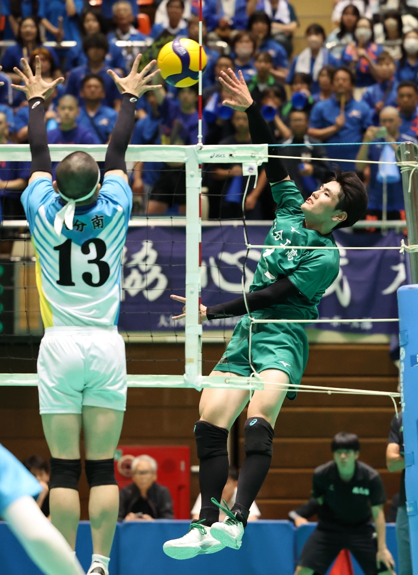 【男子決勝・大分工―大分南】第２セット、スパイクを決める大分工の今村（右）