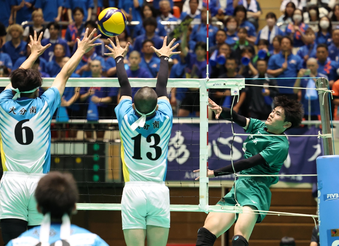 【男子決勝・大分工―大分南】第２セット、スパイクを決める大分工の今村（右端）