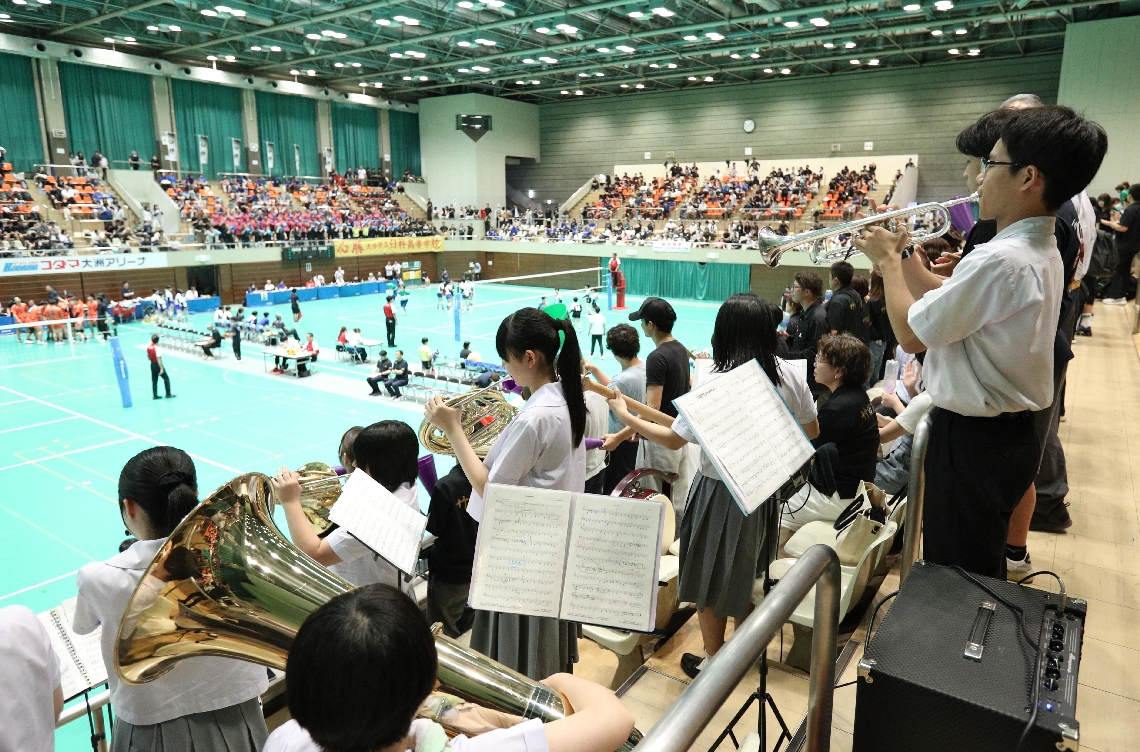 【バレーボール男子シード順位決定戦・鶴崎工―竹田】試合の合間に演奏でエールを送る竹田高器楽部のメンバー