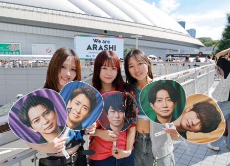 嵐のツアー最終公演が開催される東京ドームに駆けつけたファン＝３１日午後、東京都文京区