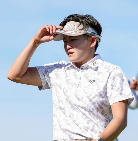 最終ラウンド、厳しい表情でホールアウトする岩井明愛。通算１アンダーで２９位＝シービュー（共同）