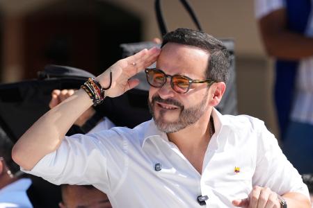 コロンビア北部バランキジャで投票を終えあいさつするアベラルド・デラエスプリエジャ氏＝５月３１日（ＡＰ＝共同）