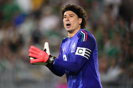 オーストラリアとの国際親善試合でのメキシコのＧＫギジェルモ・オチョア＝５月３０日、米カリフォルニア州パサデナ（ＡＰ＝共同）