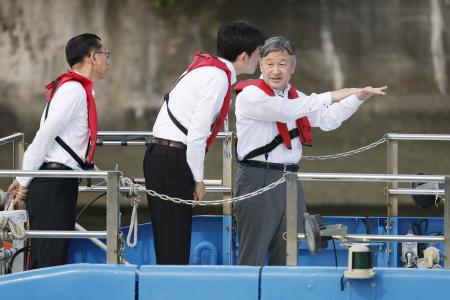 災害対策支援船から岩淵水門を視察される天皇陛下＝１日午後、東京都北区