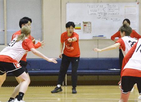 バスケットボール女子日本代表候補の強化合宿で指導する大神監督＝東京都内