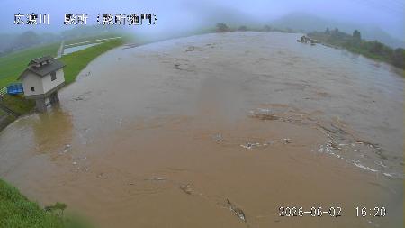 レベル４氾濫危険警報が発表された宮崎県日南市の広渡川のライブカメラ映像＝２日午後（宮崎県提供）