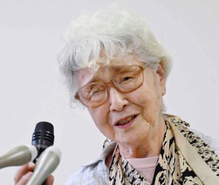 川崎市内で取材に応じる横田早紀江さん＝２日午後
