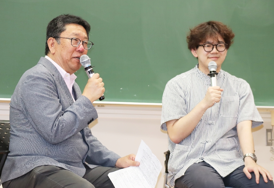 対談する秋満吉彦さん（左）と鈴木結生さん＝５月１９日、福岡市の西南学院大