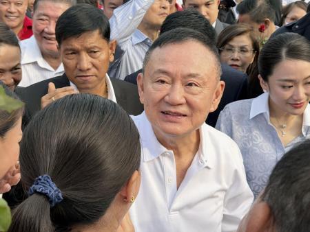 仮釈放されたタクシン元首相＝５月、タイ・バンコク（共同）