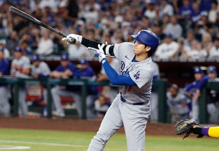 ダイヤモンドバックス戦の２回、２点三塁打を放つドジャース・大谷＝フェニックス（共同）