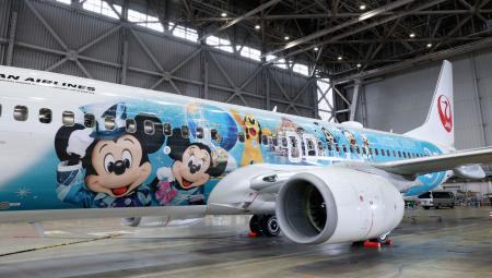 ミッキーマウスなどをあしらった日航特別機＝３日午前、羽田空港