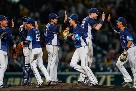 阪神に勝利し、タッチを交わす西武ナイン＝甲子園