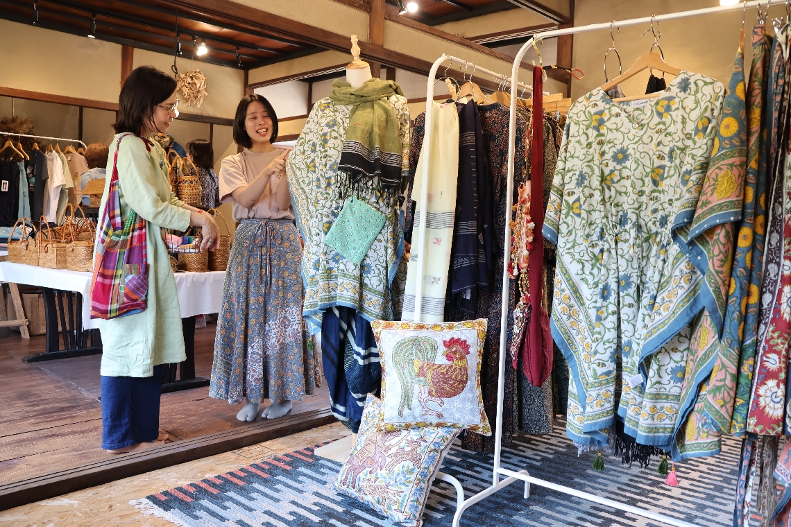 染め、刺しゅう、編みなど世界各地の手仕事による衣服や雑貨が並ぶ
