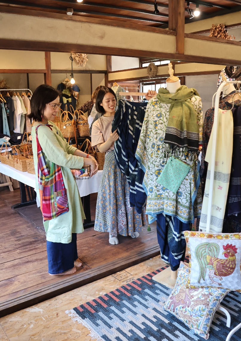 染め、刺しゅう、編みなど世界各地の手仕事による衣服や雑貨が並ぶ