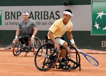 車いすの部男子ダブルス１回戦でプレーする小田凱人（右）、グスタボ・フェルナンデス組＝パリ（共同）