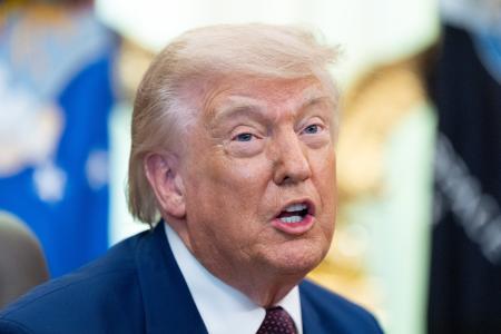 ３日、米ホワイトハウスで話すトランプ大統領（ＡＰ＝共同）