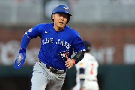ブレーブス戦で三塁へ走るブルージェイズ・岡本＝アトランタ（ゲッティ＝共同）