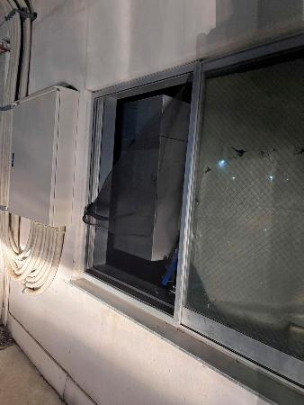 「ＯＫＩシンフォテック」の工場内にとどまっていたクマが、自ら鍵を開けて逃げたとみられる窓＝４日未明、福島市（同市提供）