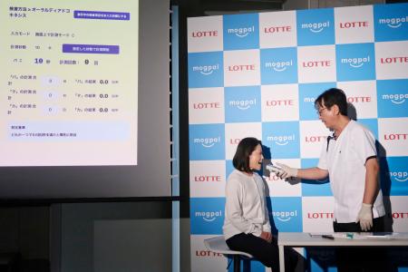 ロッテＨＤが開発した新システムのデモンストレーション＝４日午後、東京都新宿区