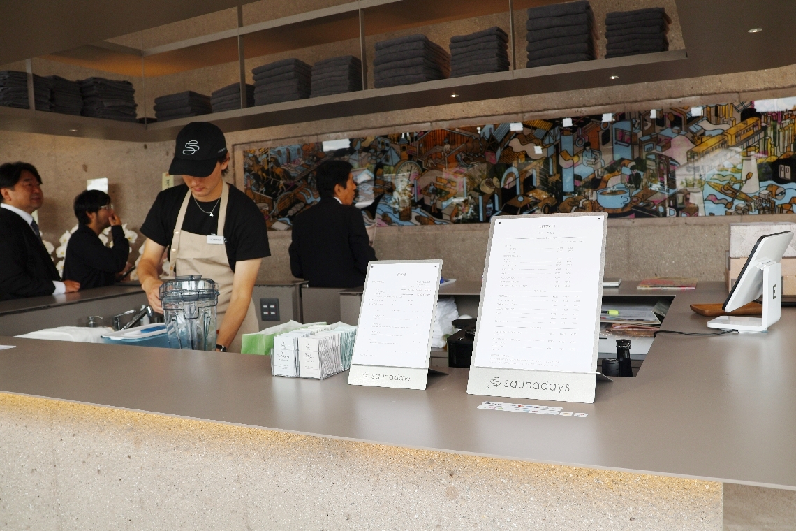 ビールやスムージーなどの提供もする番台Ｂａｒ