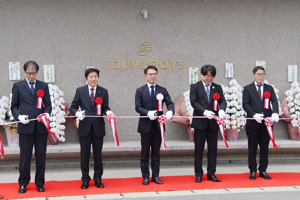 テープカットをする関係者＝豊後大野市三重町