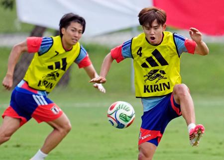 事前合宿で調整する久保。左は中村＝モンテレイ近郊（共同）