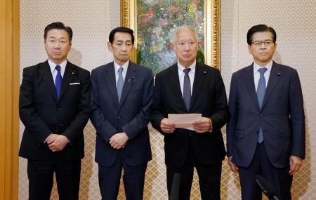 会談後、記者団の取材に応じる森衆院議長（中央右）と関口参院議長（同左）ら。皇族数確保策の取りまとめ案について合意した＝５日午後、衆院議長公邸