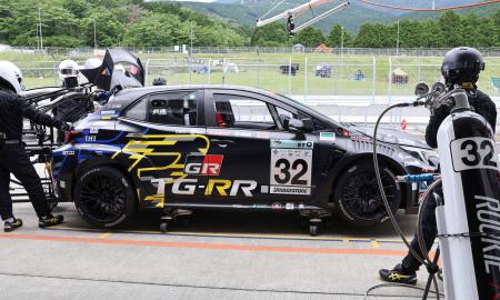 「スーパー耐久シリーズ」に出走した、トヨタ自動車の水素エンジン車＝５日午後、静岡県小山町の富士スピードウェイ