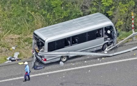 福島県郡山市の磐越自動車道でガードレールに衝突したマイクロバス＝５月