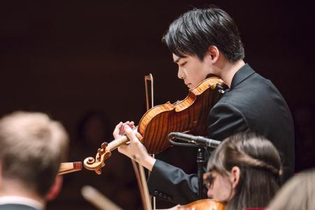 モントリオール国際音楽コンクールで演奏する竹内鴻史郎さん＝４日、カナダ・モントリオール（主催者提供、共同）